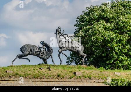 Petrovaradin, Serbien - Juli 17. 2019: Skulptur `Hirsch-Kampf` das Werk des Bildhauers Jovan Soldatovic. Redaktionelles Bild. Stockfoto